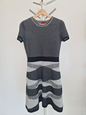 Hugo Boss Robe Tricotée Noire et Blanche