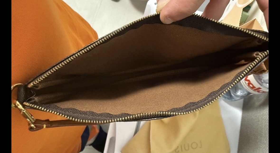 Louis Vuitton Sacs femmes: Vintage Louis Vuitton Pochette Accessoires Monogram – D'occasion à Reinach BL par jhe_8rdg 1
