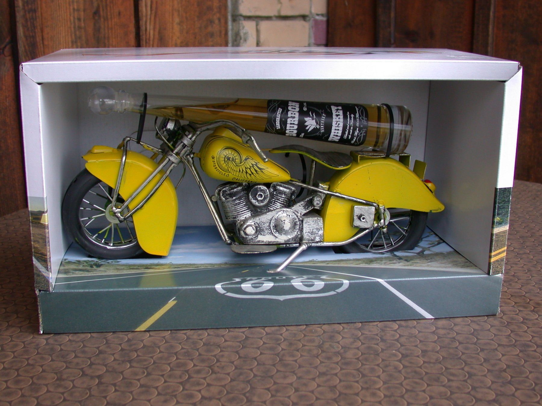 Kit di modellismo & Modellini statici: Harley Davidson Modell mit Whiskey – Nuovo e nell'imballaggio originale da Niederwil SG venduto da Beinhart954
