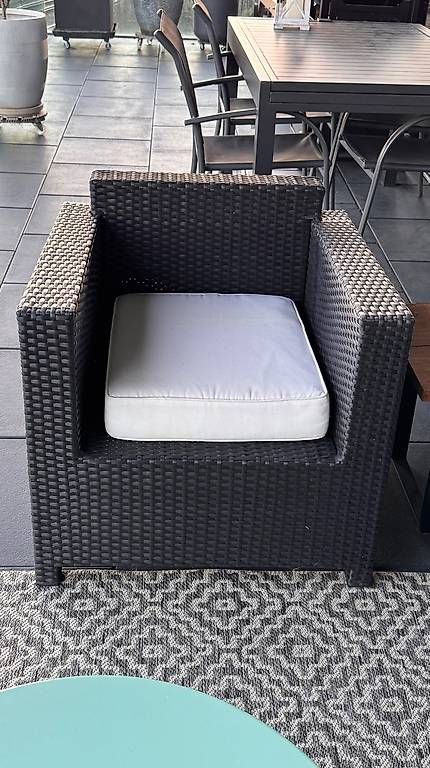 Set di tavolo e panche: Ensemble salon de terrasse – Usato da St-Blaise venduto da Yoki2 3