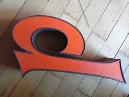 Leuchtreklame Buchstabe p/d, kupferblech, orange