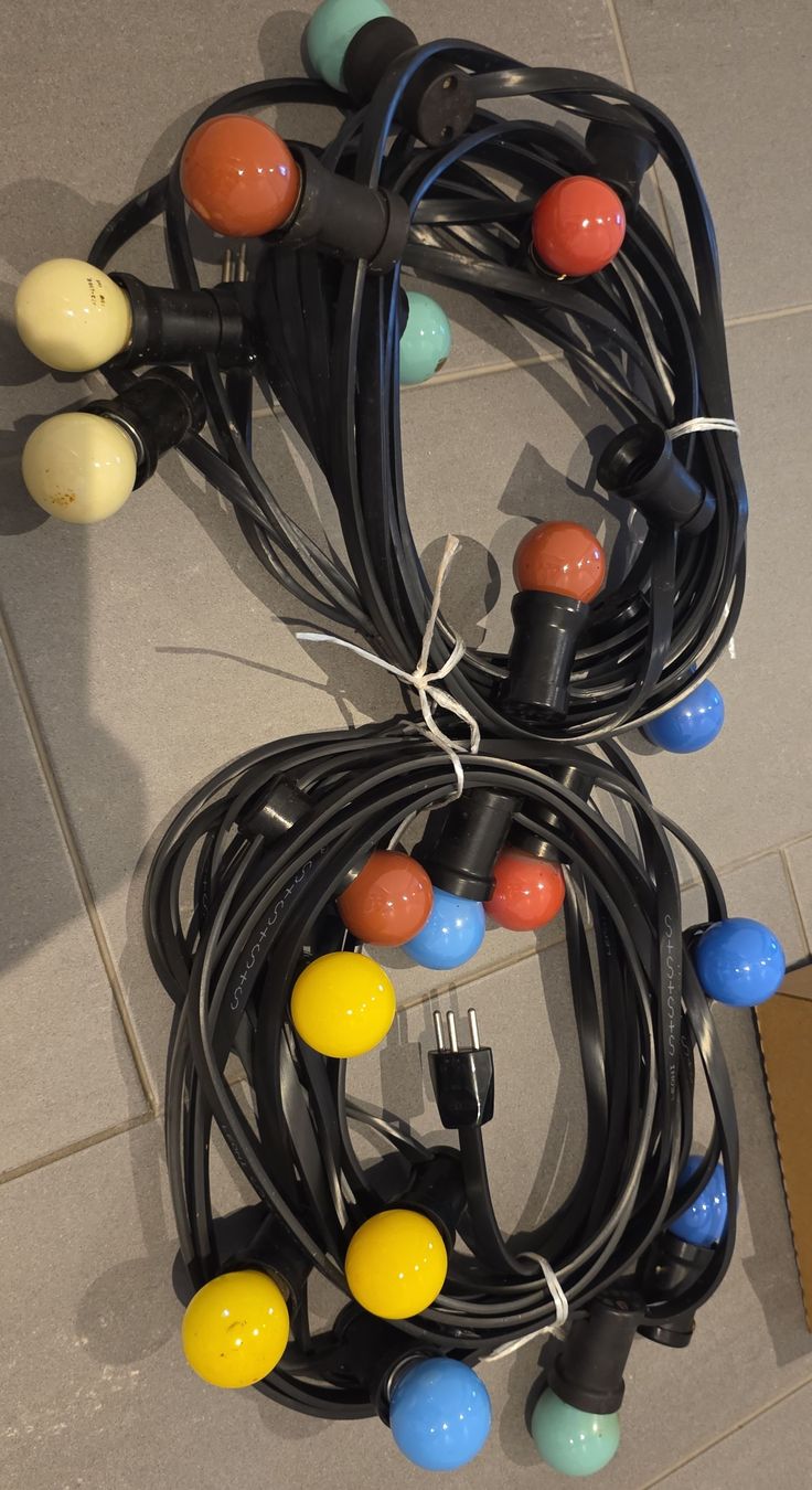 Guirlandes lumineuses: Lichterkette mit bunten Kugeln – D'occasion à Wohlen AG par Burton01
