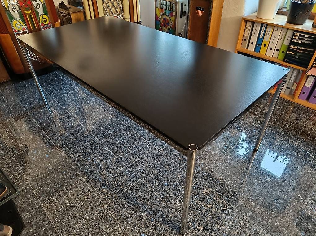 USM Tavoli: Grosser USM Tisch – Usato da Weite venduto da Sculpture 3