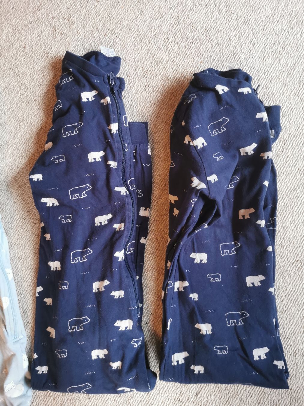 Migros Pigiama & Simili: Schlafoverall Einteiler Pyjama 3 Stk, Gr. 122/128 – Usato da Triesenberg venduto da mausebaer82 1