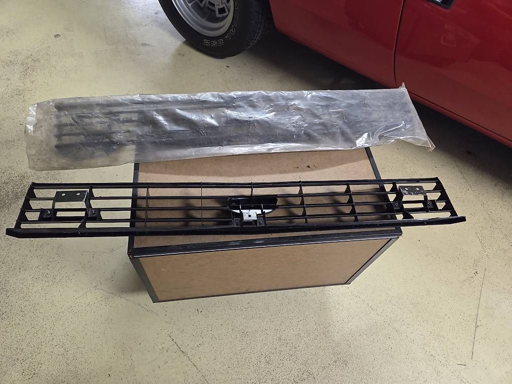 Tutti pezzi di ricambio auto: 2 x Ford Granada Kühlergrill " neu "  – Usato da Matzingen venduto da AMY-007