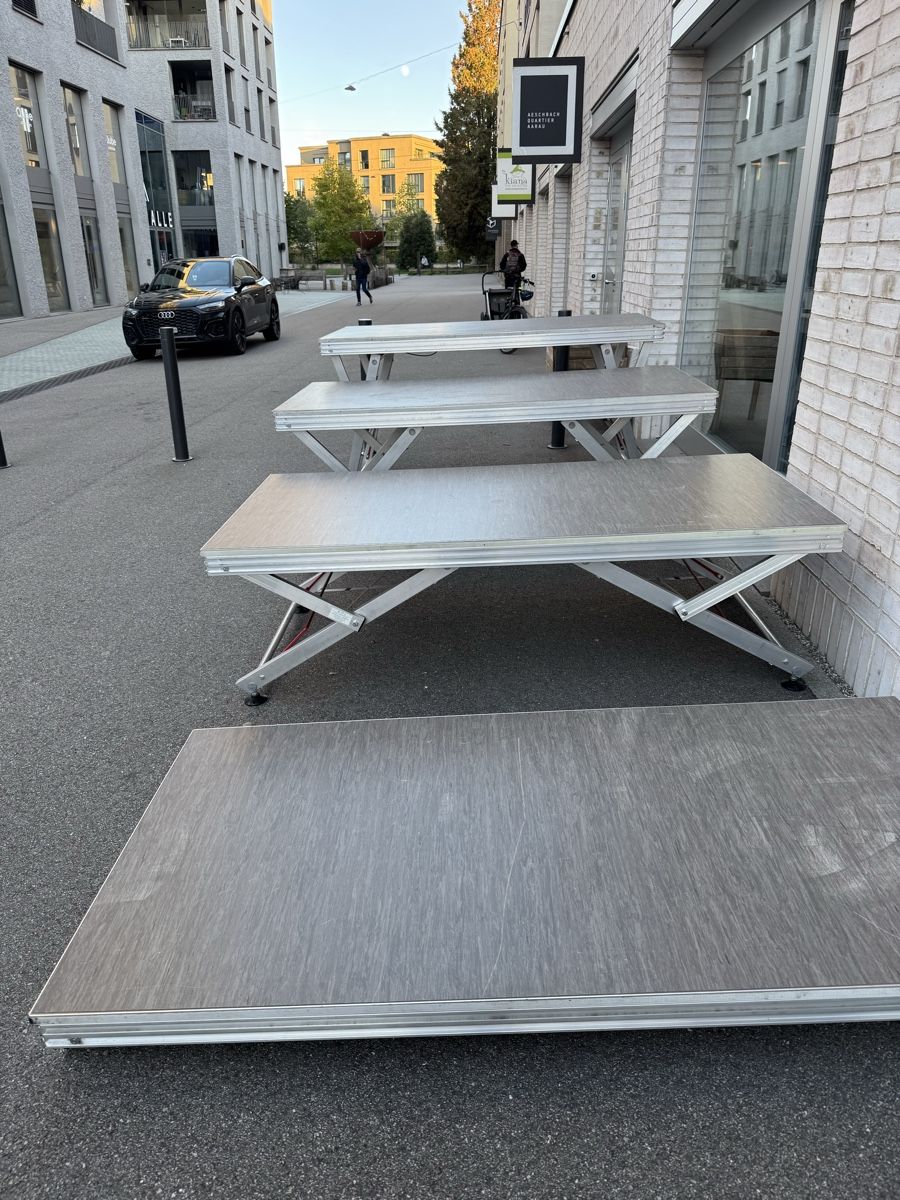 Sonstige Dekorationen & Accessoires: 4 stk. Scherenpodeste ab 1.- – Gebraucht aus Aarau von Moresport 4