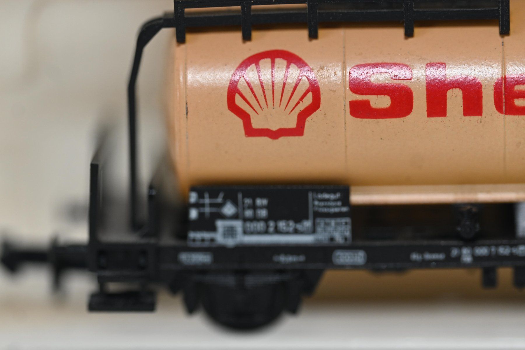 Trix Modelleisenbahnen: Minitrix Wagen  Esso Shell Spur N mit OVP – Gebraucht aus Laupen ZH von Zmoewe 3