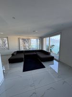 Tapis contemporain bleu foncé à venir chercher urgent