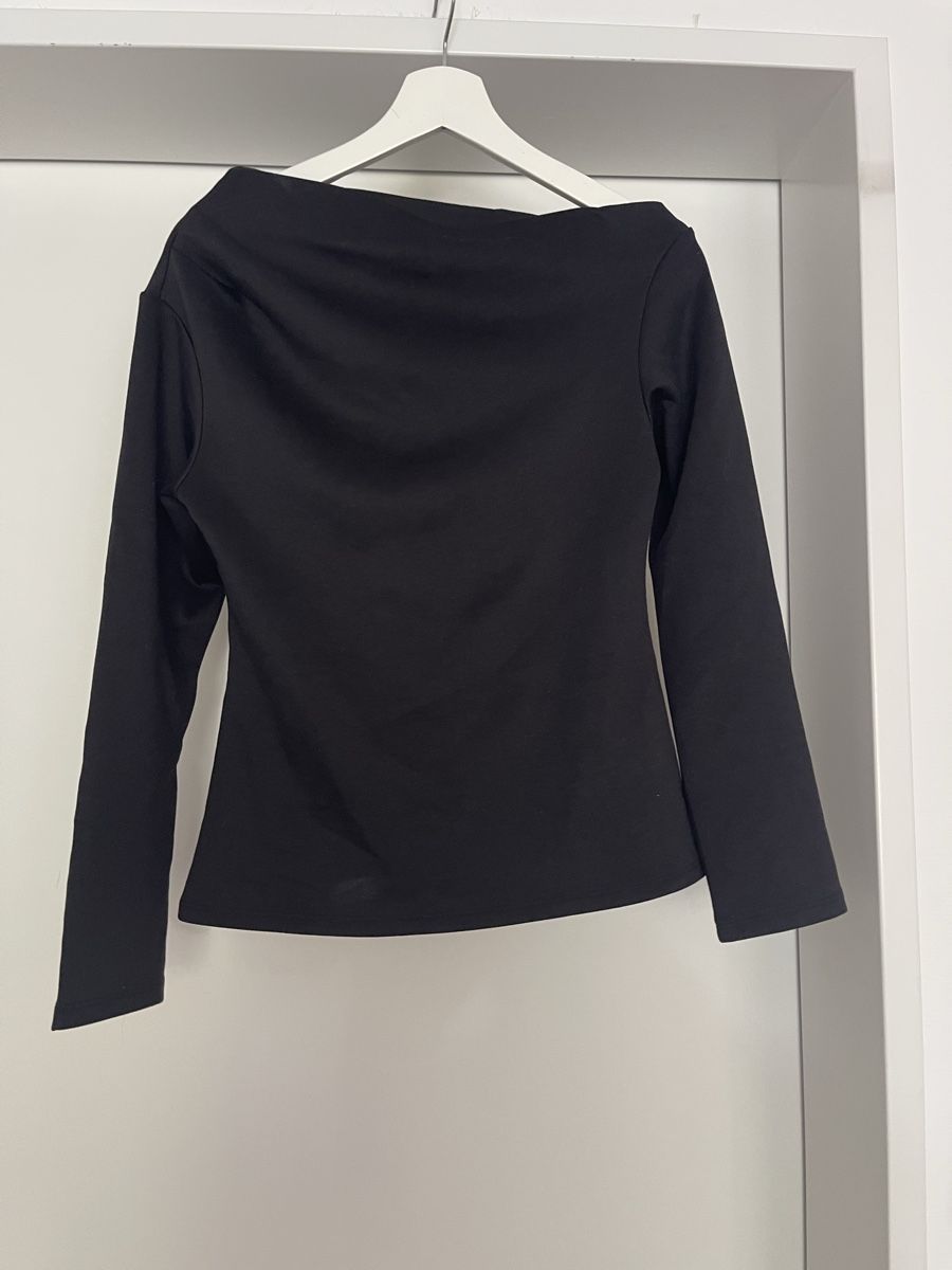 H&M Top: Schwarzes Top mit asymetrischem Ausschnitt Grösse S – Usato da Bremgarten AG venduto da arl_8nbf