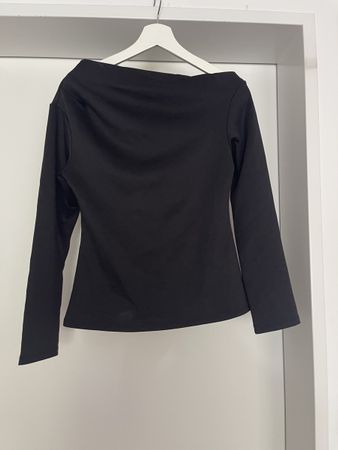 Schwarzes Top mit asymetrischem Ausschnitt Grösse S