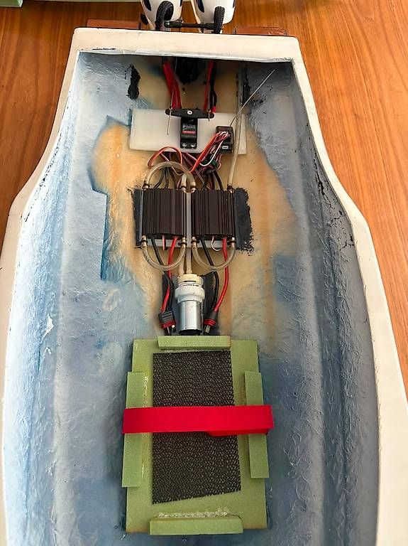 Modellismo RC: Einzigartiges Center-Console RC Boot mit Twin Aussenborder – Usato da Oetwil an der Limmat venduto da Dudel 4