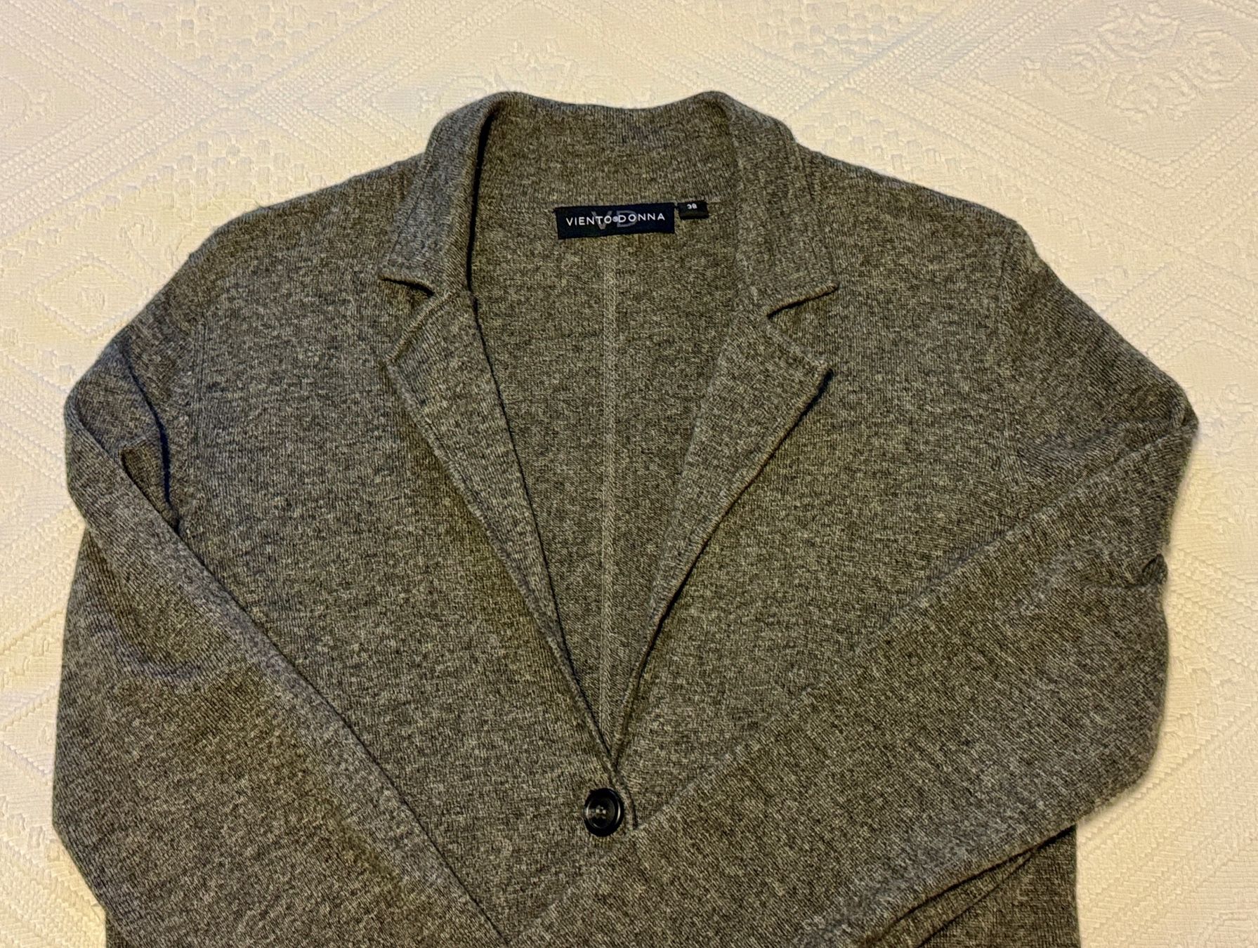 Giacche: Lange graue Jacke, Grösse 38 – Nuovo (secondo la descrizione) da Erlinsbach SO venduto da Romstrasse 2