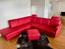 Rotes Ecksofa mit Stauraum