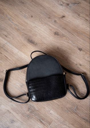 Petit sac a dos noir imitation croco