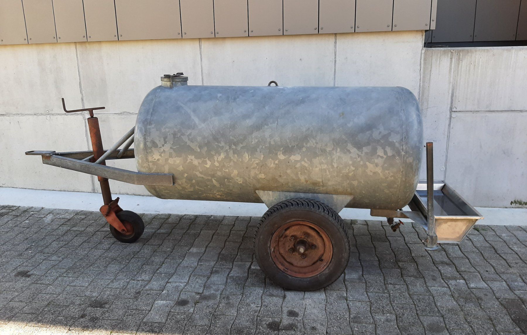 Accessori: Tränkefass 950 Liter mit Trog – Usato da Arnegg venduto da Heinz16 1