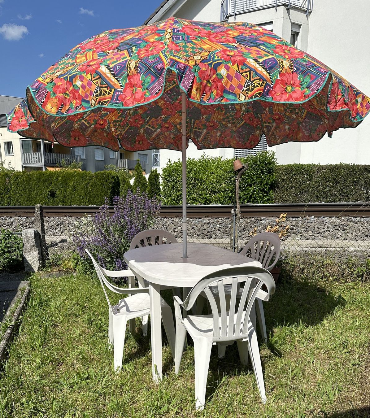 Set di tavolo e panche: Tisch mit vier Stühlen weiss PVC – Usato da Hergiswil NW venduto da hpb_9bvx