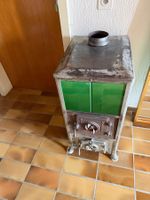 Antiker Ofen mit gruenem Glas und viel Charme