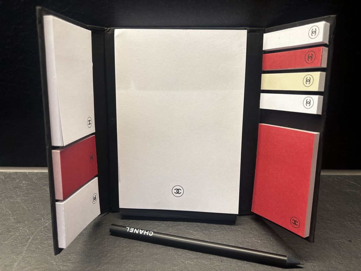 Chanel Borse da donna: 100% Chanel Notebook with Sticky Notes and Pen, NEW! – Nuovo (secondo la descrizione) da St. Gallen venduto da Atelier.W.Maison