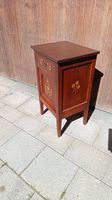 Table de chevet peinte main / Handbemaltes Nachttischchen