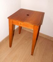 Antikes Tabourettli in Nussbaum- und Buchenholz