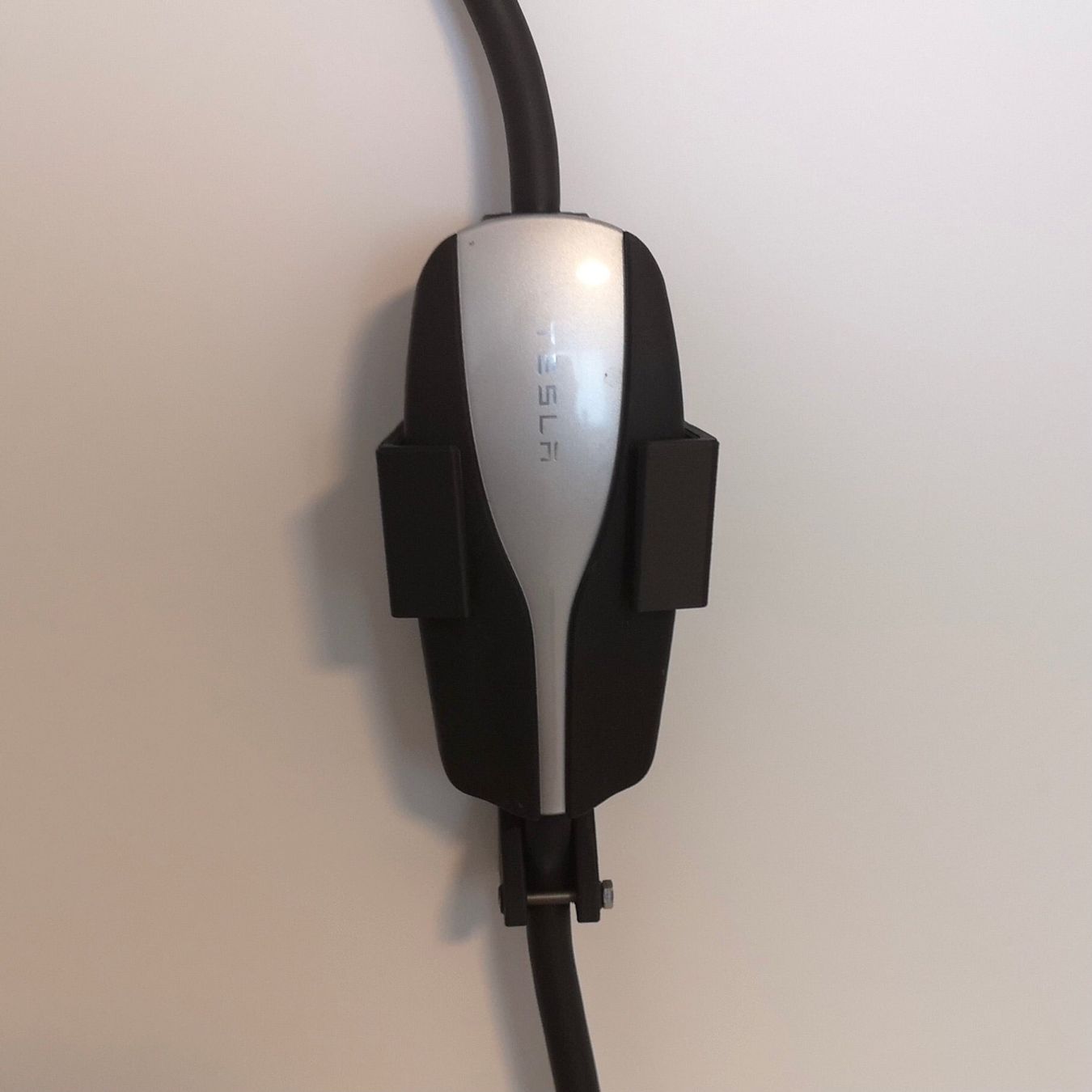 Wandhalterungen: UMC Wandhalter Tesla Model S/3/X/Y – Neu und originalverpackt aus Dietikon von e-car-shop.schweiz