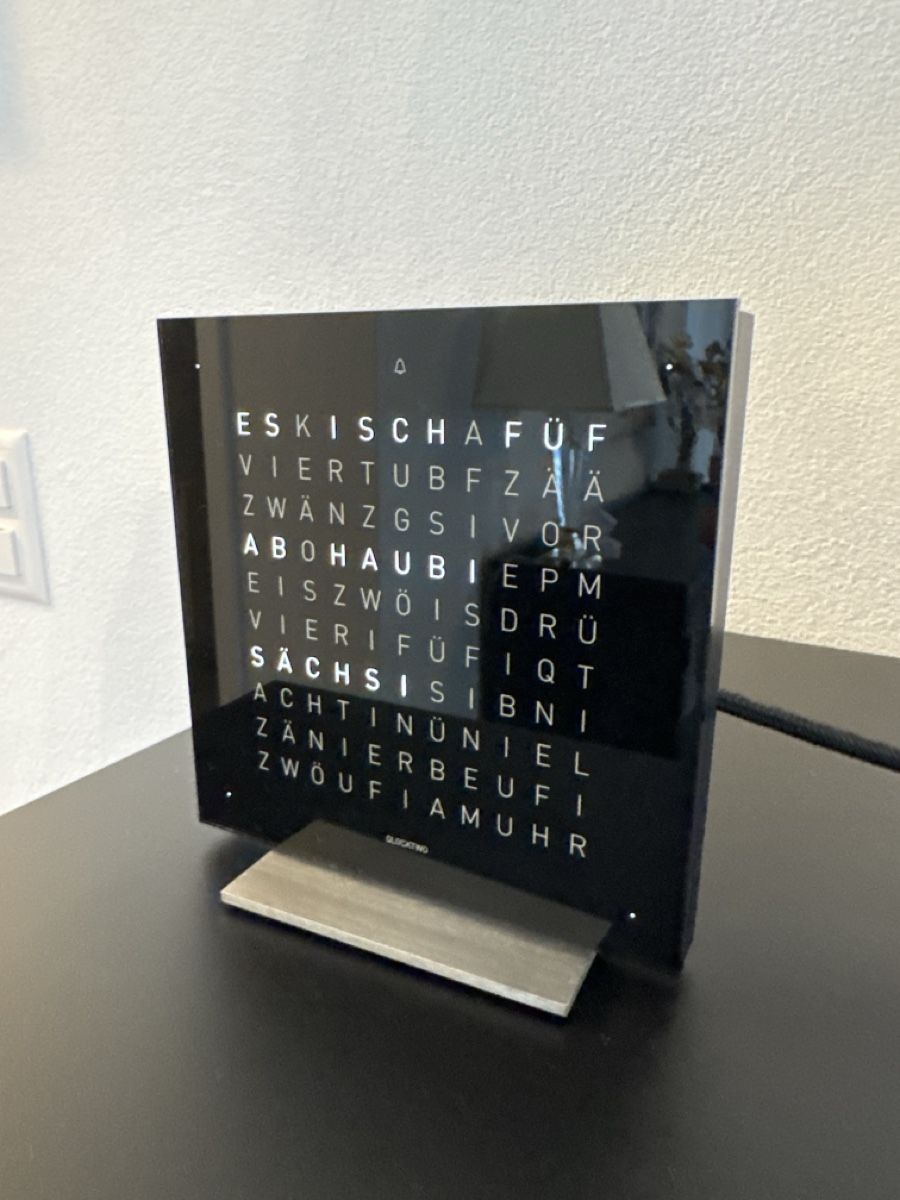 Qlocktwo Uhren: Qlocktwo Digitaluhr auf Berndeutsch – Gebraucht aus Heimberg von eme_c2bs