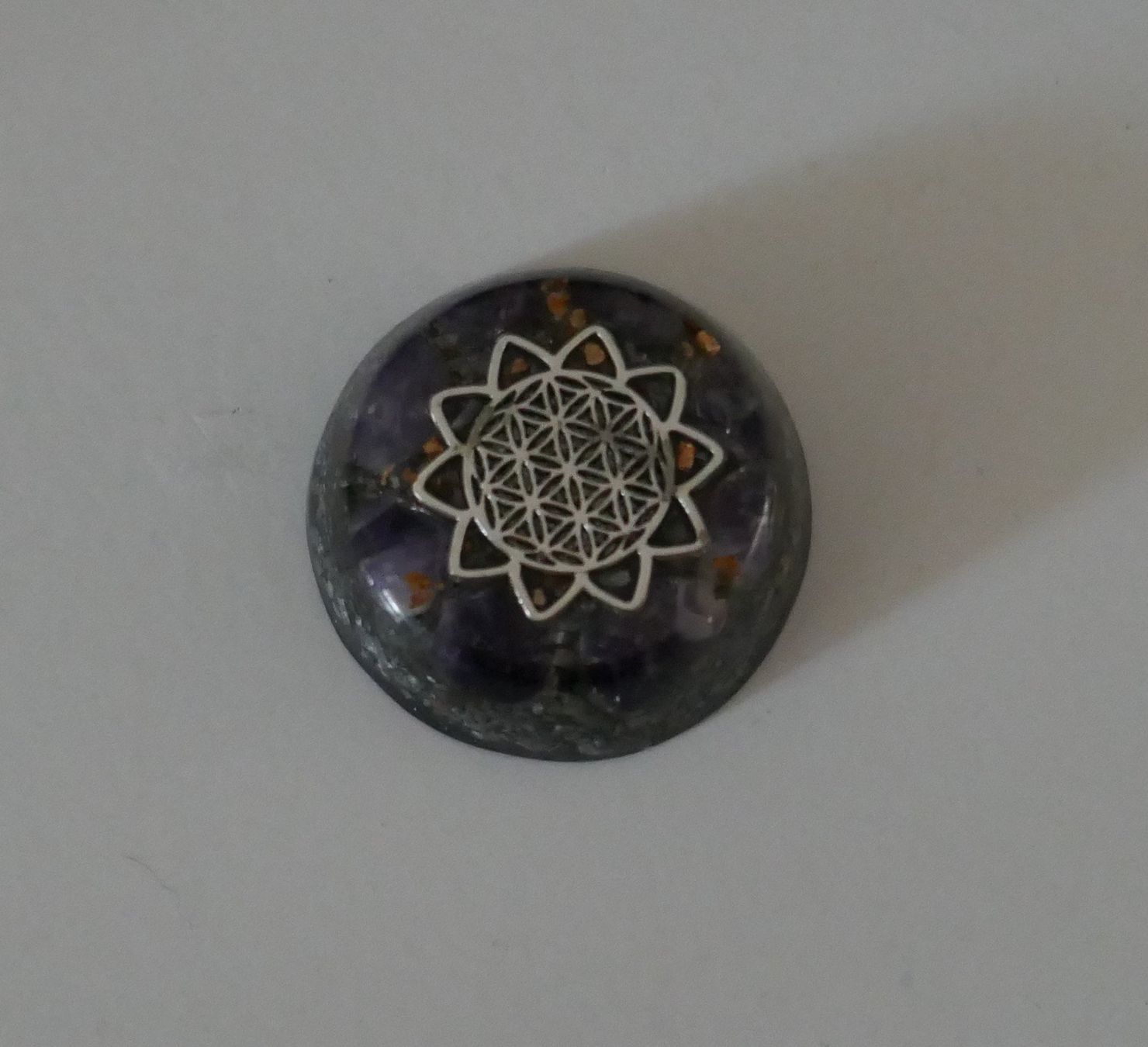 Minéraux & Lithothérapie: Orgonit mit Amethyst, 4 cm Durchmesser – D'occasion à Port par uzuku
