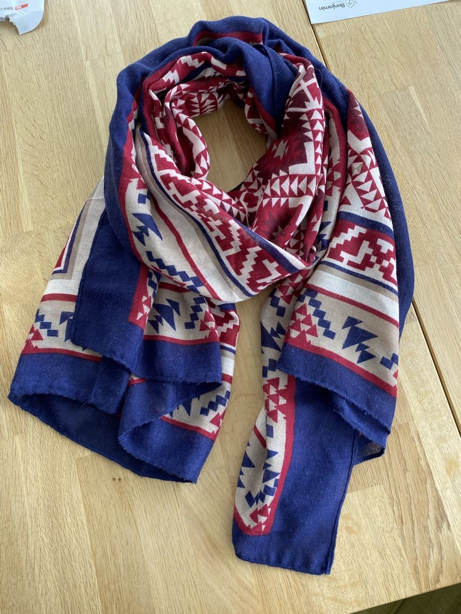 Foulards, Tücher & Schals: Damen Schal blau rot beige Muster Ethno Style – Gebraucht aus Weesen von vvo_fj7m