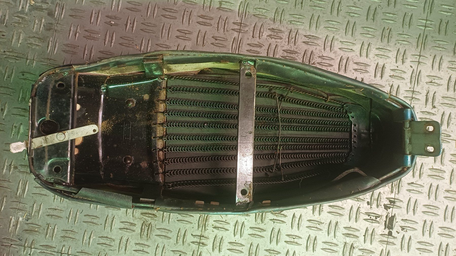 Vespa Tutti pezzi di ricambio per scooter: Chassis selle original Piaggio Vespa 50 Special – Usato da Le Lignon venduto da ghet