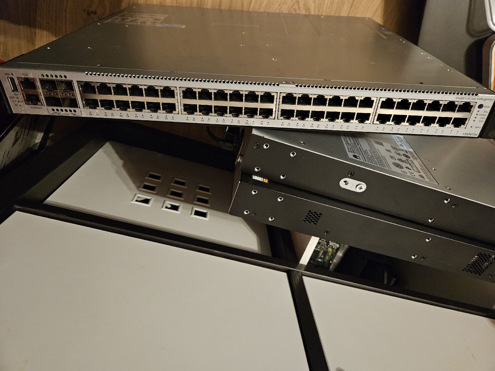 Hub & Switch: Huawei CloudEngine S5735-L48P4X Switch – Usato da Güttingen venduto da swe_bkw7 4