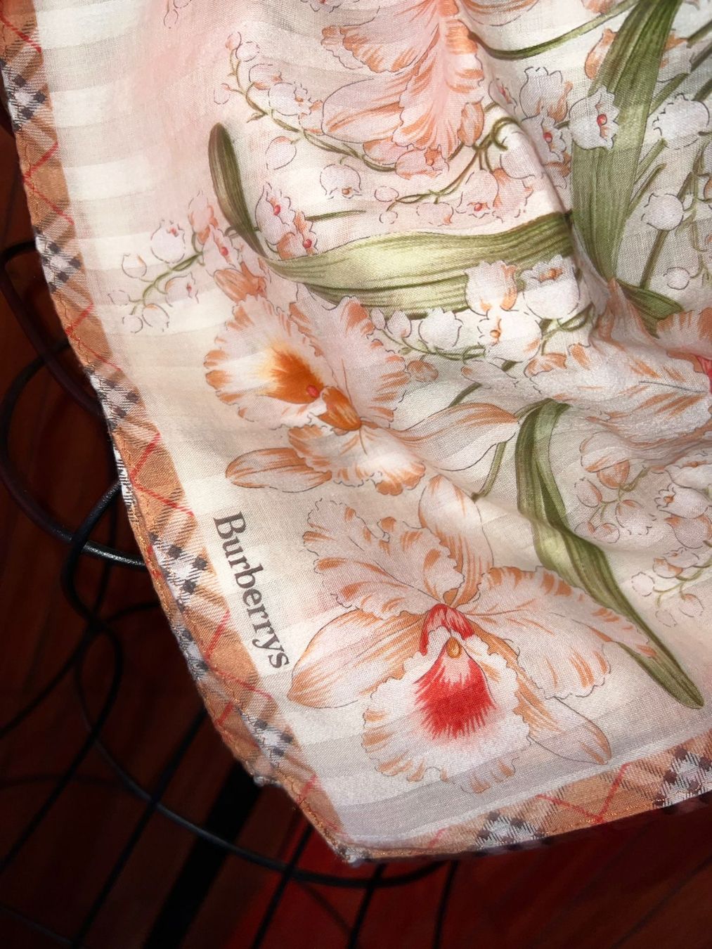 Burberry Foulard & Sciarpe: Burberrys Baumwolltuch Blumen Nova Check 55cm – Usato da Winterthur venduto da Dejv 1