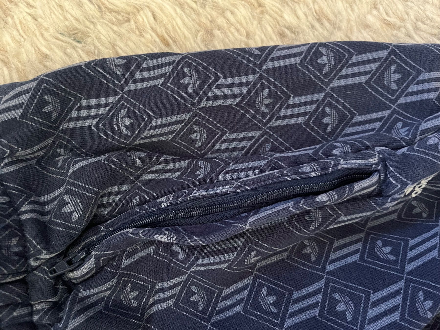 Canottiere & Pantaloni: Adidas Joggers all over print – Usato da Utzenstorf venduto da Ismaele 3