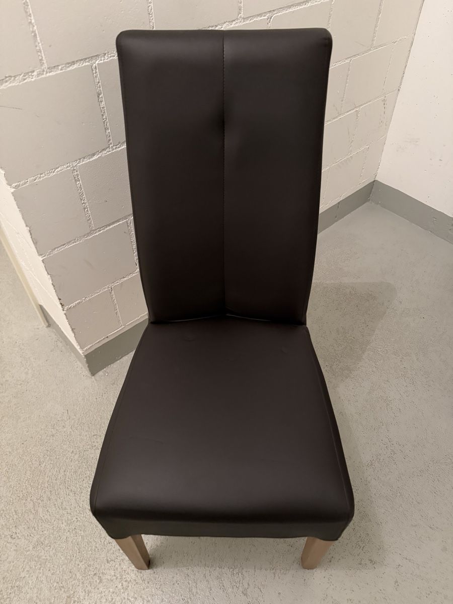 Conforama Stühle: Gut erhaltene Stühle, 4 Stk., Kunstleder, Braun – Gebraucht aus Olten von JanickH01 1
