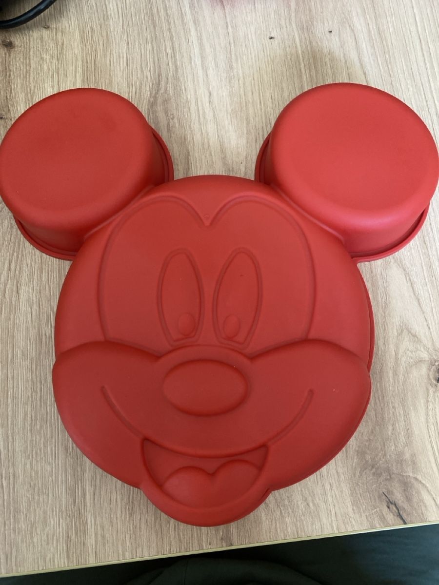 Moules à gâteaux: Backform Micky Maus rot Silikon neuwertig – D'occasion à Glarus par sil_m5mb