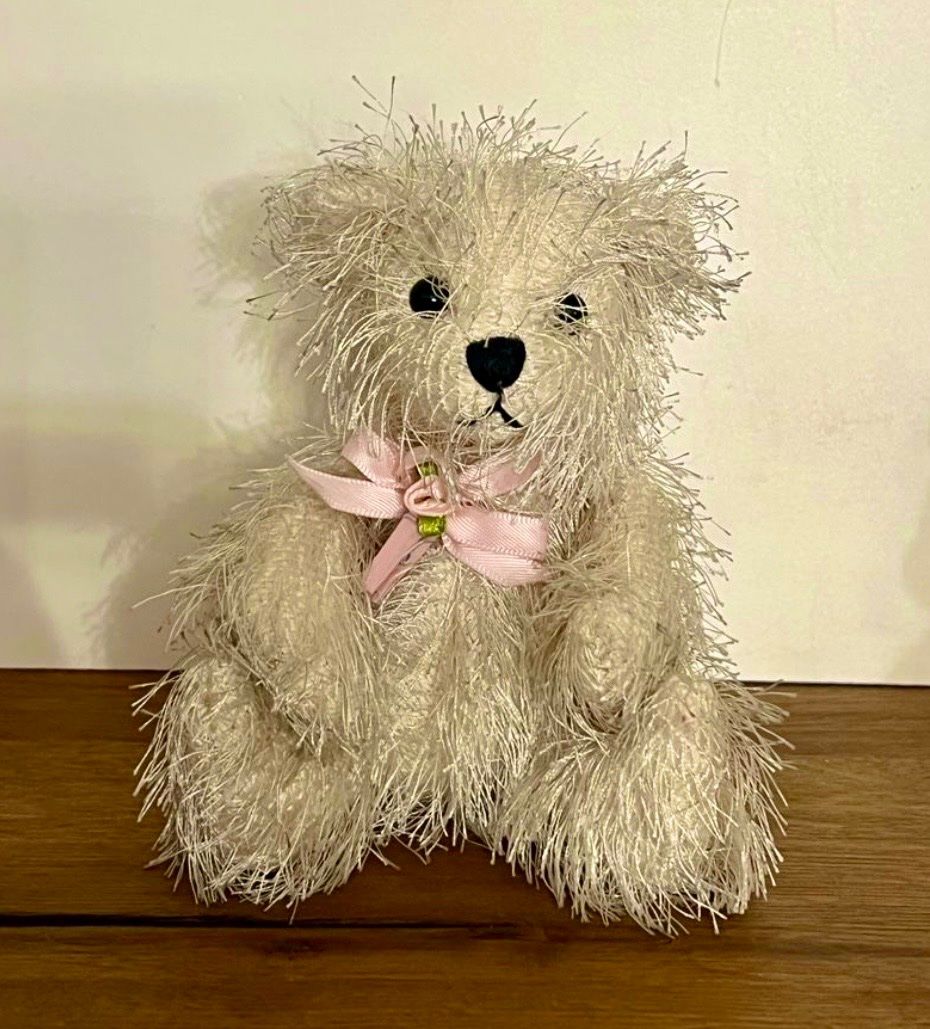 Spielzeuge: Flauschiger Teddybär mit rosa Schleife – Gebraucht aus Altdorf UR von JanAil