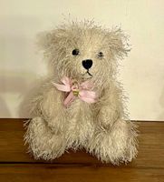 Flauschiger Teddybär mit rosa Schleife