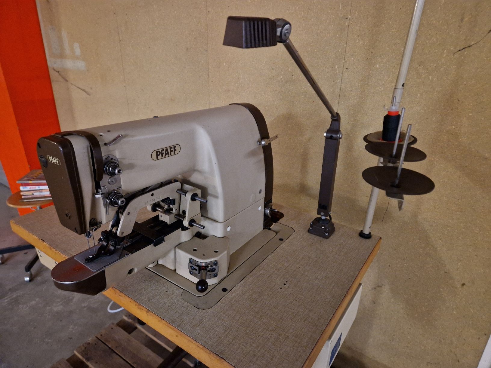 Pfaff Nähmaschinen: Pfaff Riegelautomat 3337 Nähmaschine – Gebraucht aus Wahlen b. Laufen von Martin350 2