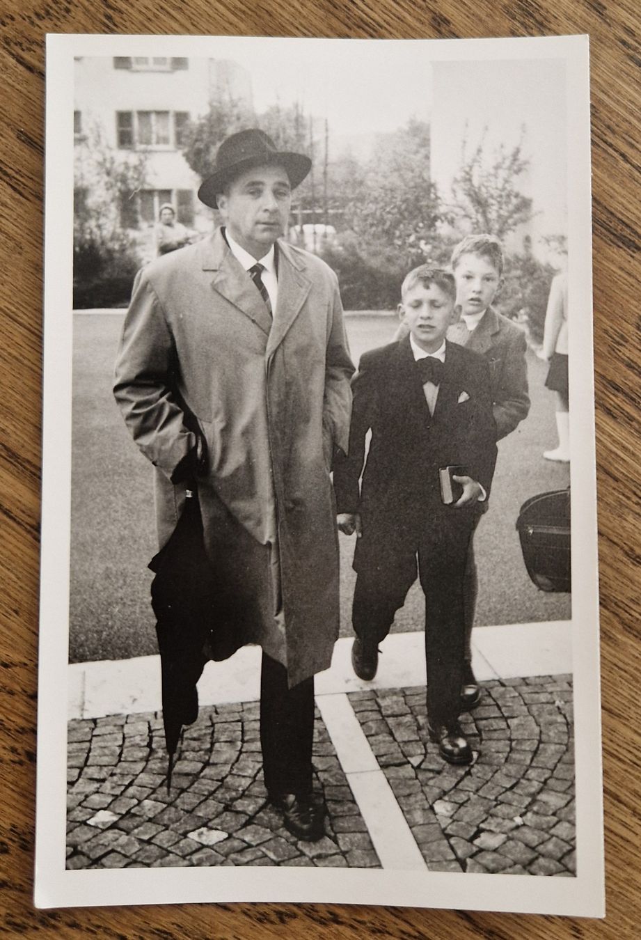 Cartes postales: AK Mann mit 2 Knaben, kennt sie jemand? – D'occasion à Ebikon par Donar50