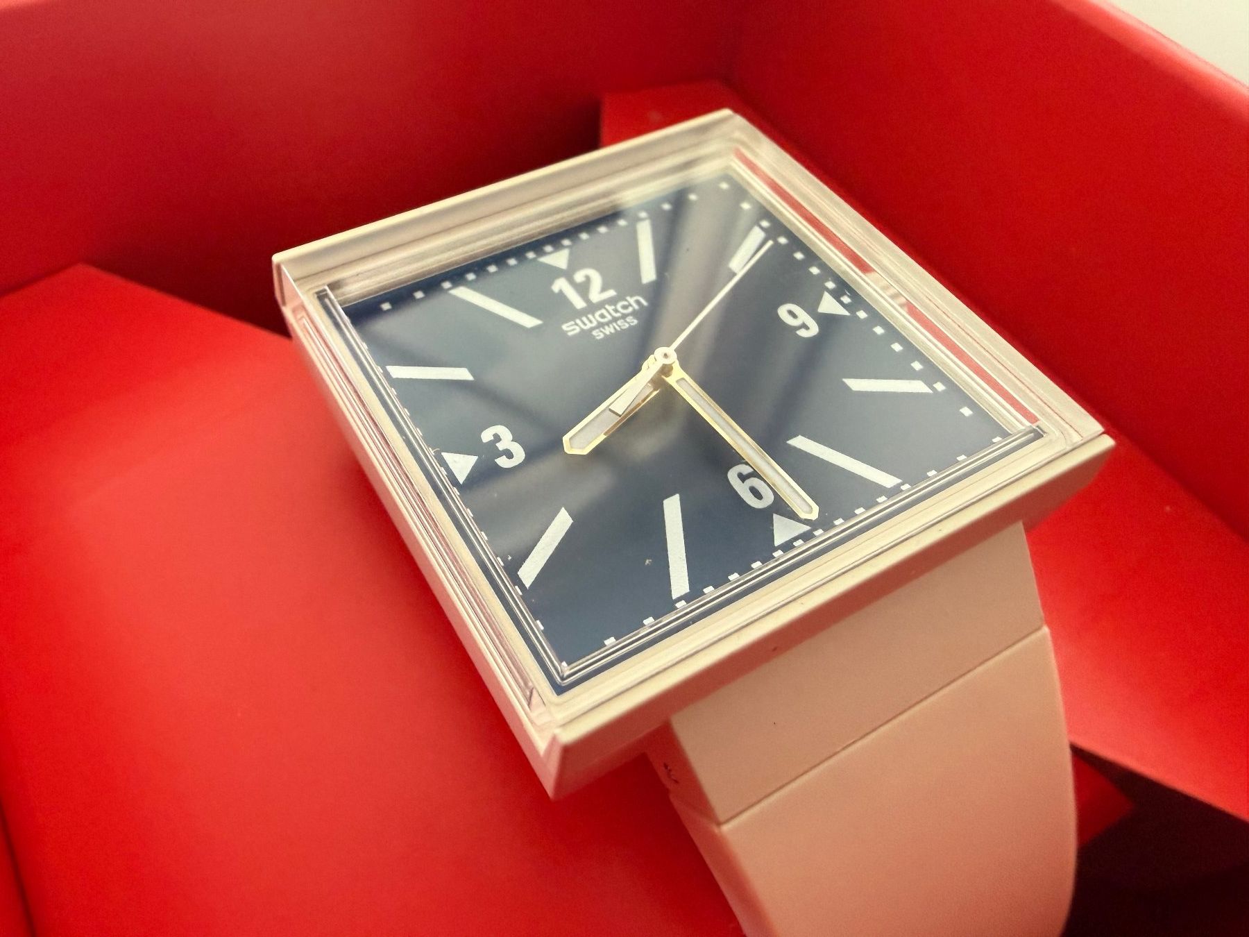 Swatch Orologi: SWATCH WHAT IF...TARIFFS? 39% - Neuf, jamais porté. – Nuovo e nell'imballaggio originale da Sierre venduto da RGV-3960 2