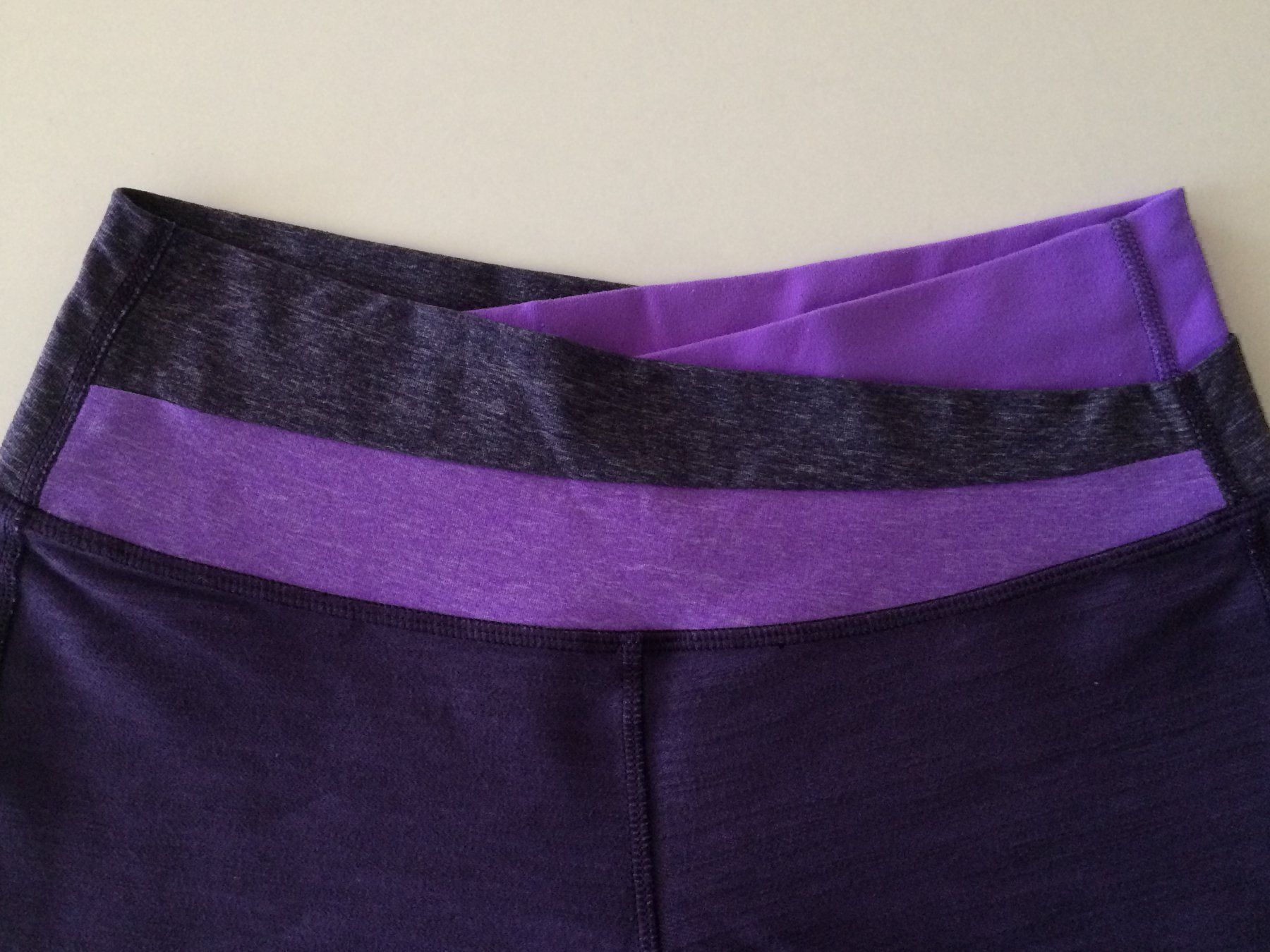 Lululemon Leggings: Leggins yoga jogging Lululemon US4 – Nuovo (secondo la descrizione) da Satigny venduto da Helene2014 1