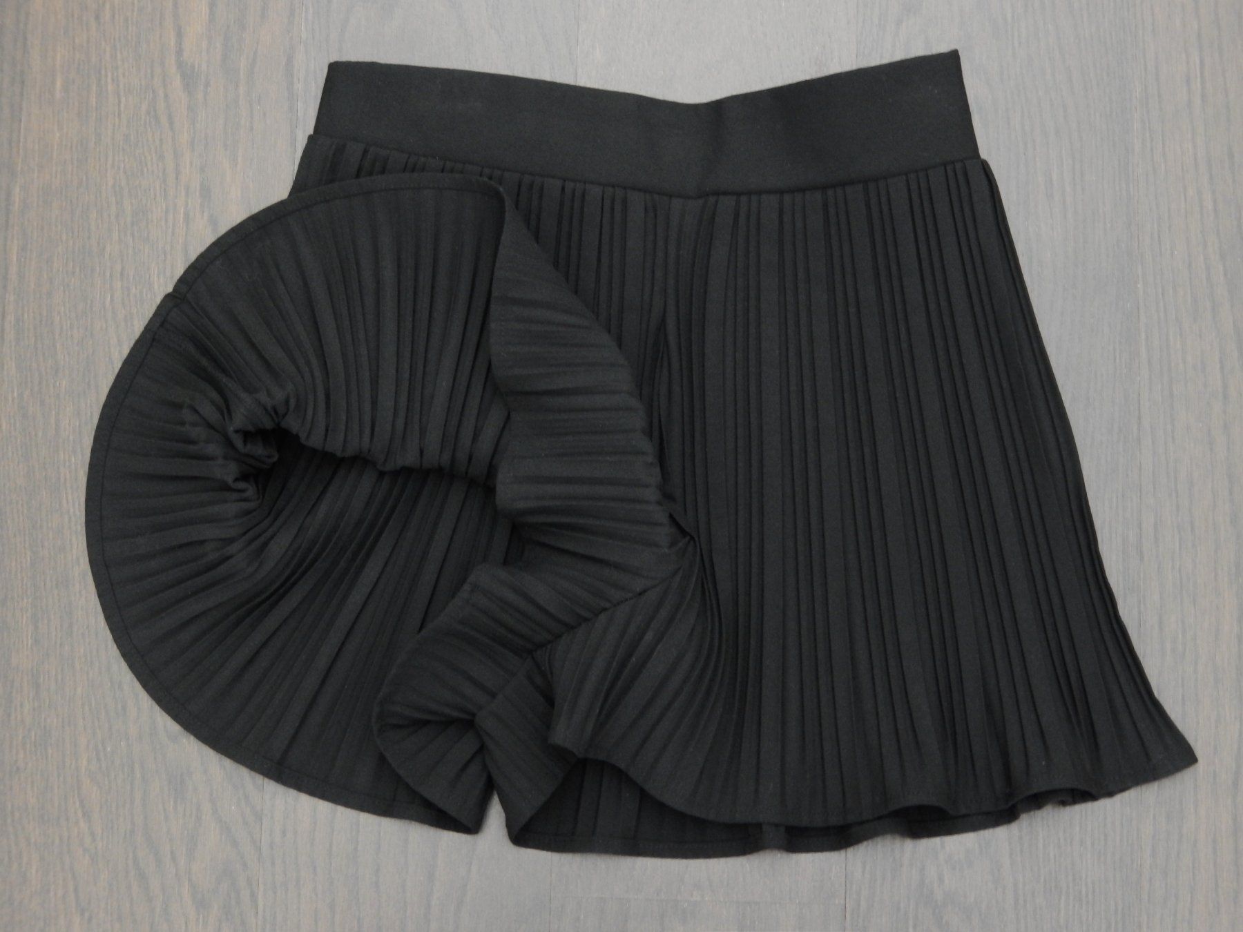 Hosen: Plissee Minishorts Gr. XXS – Gebraucht aus Tuggen von vivira 3