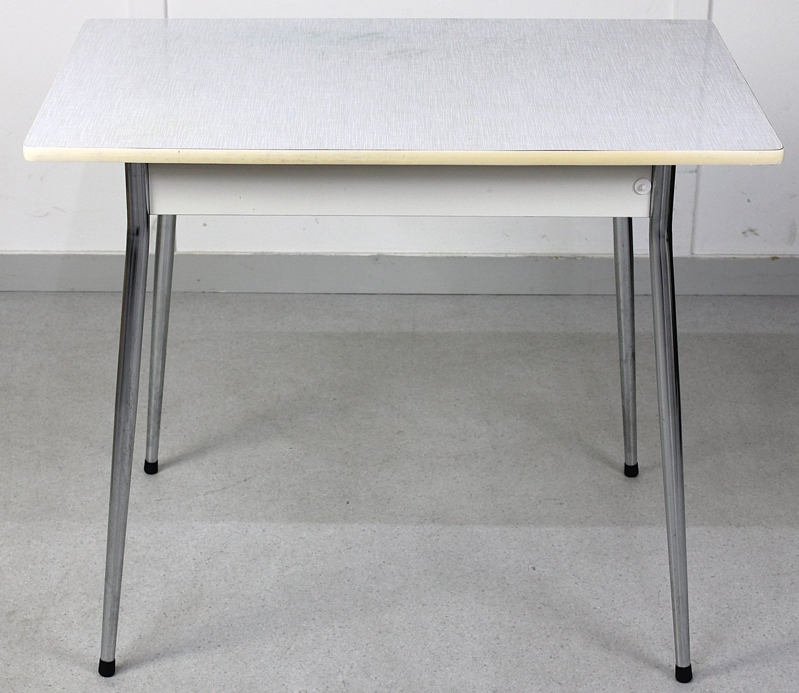 Tische: Vintage Küchentisch – Gebraucht aus Volketswil von brockipfannenstil 3