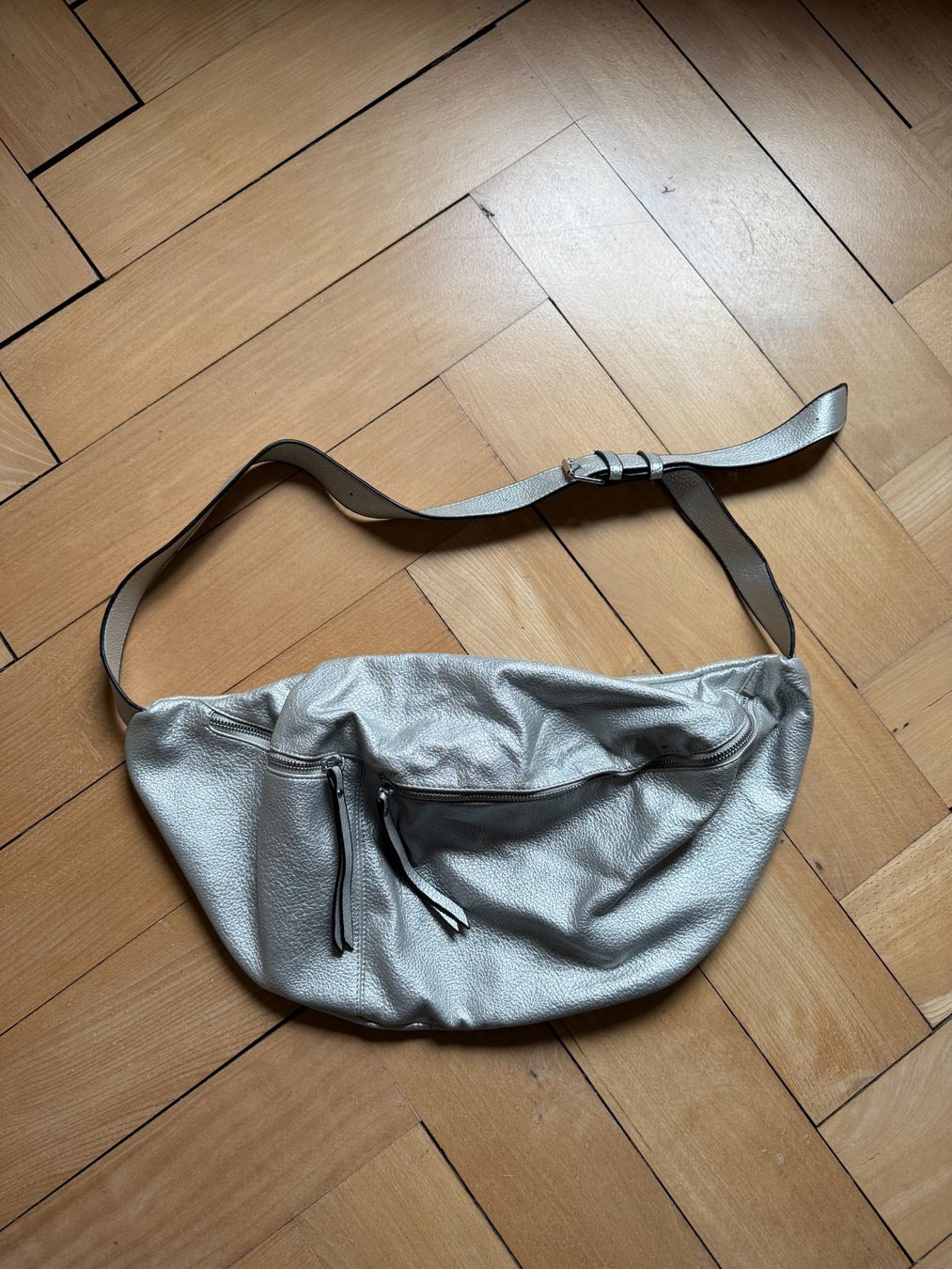Taschen für Damen: Umhängetasche silbergrau – Gebraucht aus Zürich von Diazaio