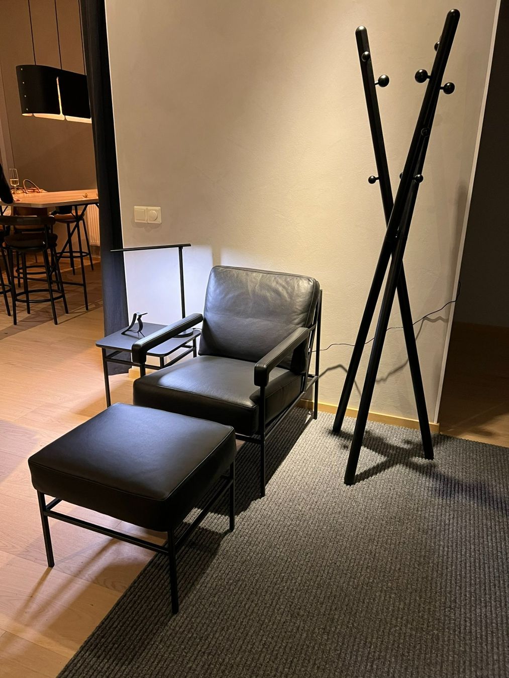 Poltrone: Sessel + Hocker Seventy Five | Leder black | Gestell schwarz – Nuovo e nell'imballaggio originale da Erlen venduto da casaterra 4