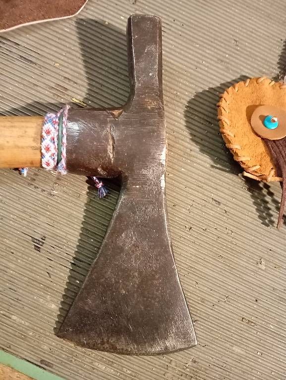 Tutti gli attrezzi: Axt Tomahawk mit Feder,Ledertasche,Indianer ,Top – Usato da Basel venduto da Petergunn 3