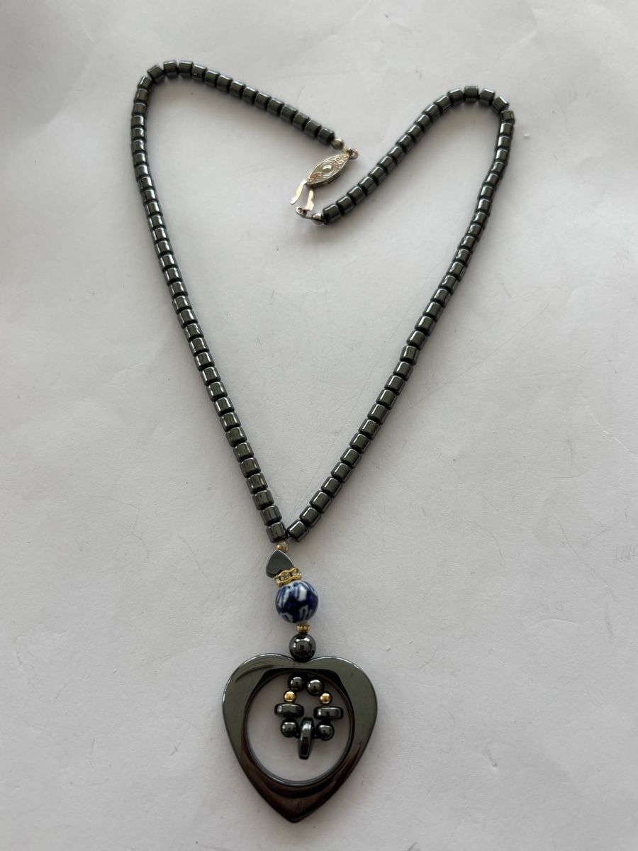 Catenine: Kette mit Herzanhänger und blauer Schmuckperle – Usato da Langnau am Albis venduto da flusspflege