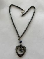 Kette mit Herzanhänger und blauer Schmuckperle