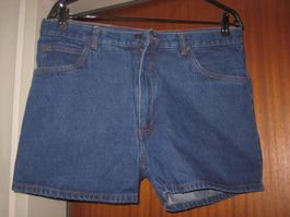 Jeans - Shorts dunkelblau Grösse 34 (44?) NEU