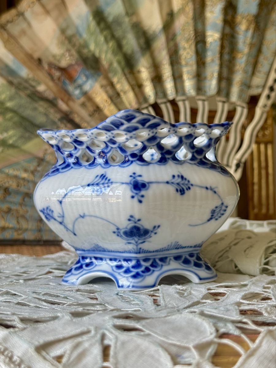 Royal Copenhagen Ciotole: Royal Copenhagen Blue Fluted full Lace cache pot – Usato da Courtaman venduto da sultan16 2