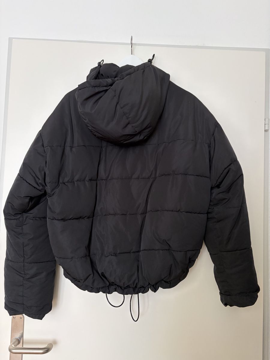 Jacken: Schwarze Winterjacke mit Kapuze – Gebraucht aus Zürich von liv_wyz7 1